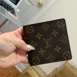SOLD 🚨 Louis Vuitton Monogram Bifold